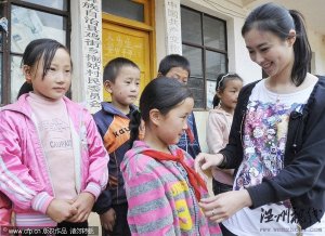 翟凌云南探訪 送水送油送現金