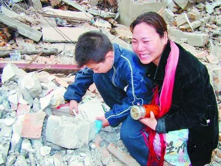 河南開發(fā)商將住戶拖出房強拆 后稱拆錯了(圖)