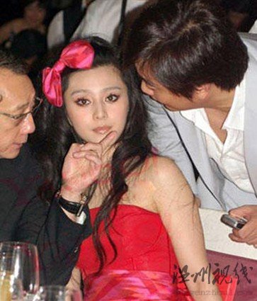 劉亦菲等陪酒照曝光 網(wǎng)友：神仙姐姐下凡塵(圖)