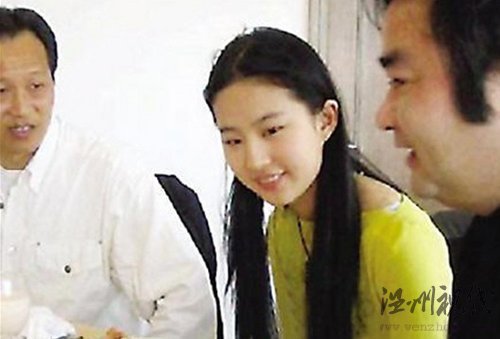 劉亦菲等陪酒照曝光 網(wǎng)友：神仙姐姐下凡塵(圖)