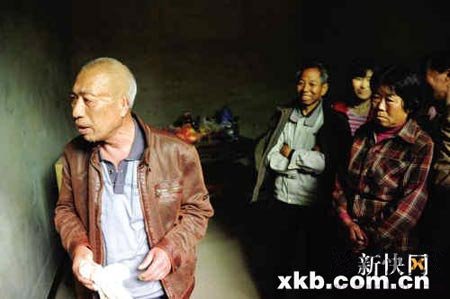 趙作海在姐姐家里,聽了大家的意見,很是糾結。