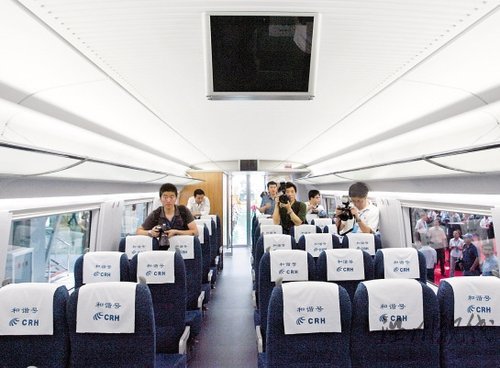 高速列車“和諧號”380A二等車廂內部 本報記者 李洪亮 攝