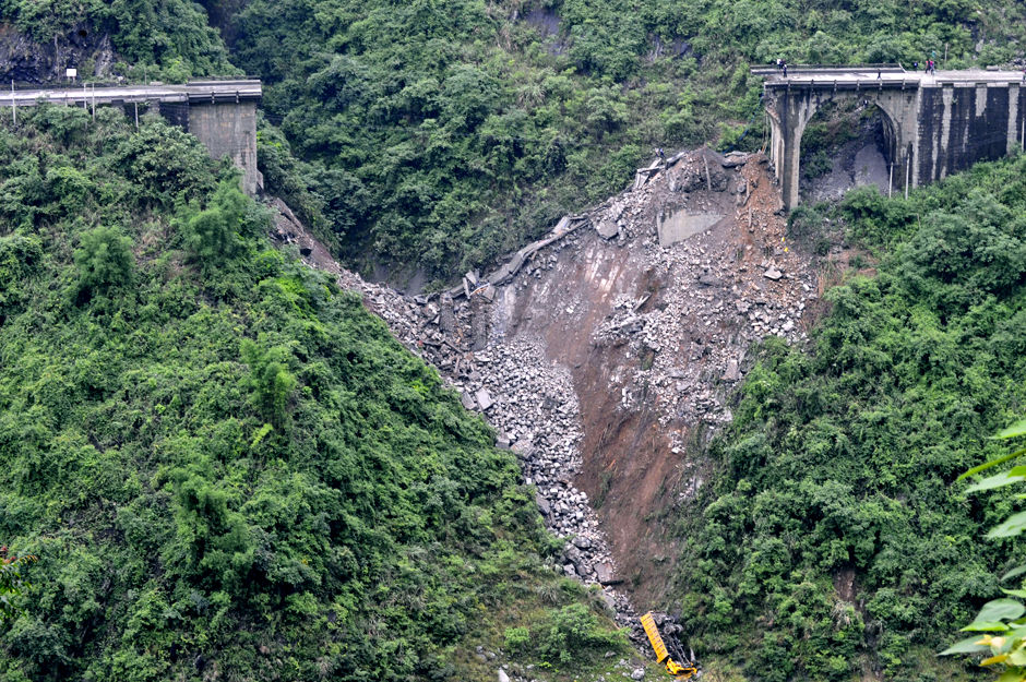 重慶一座建成12年大橋垮塌 貨車墜20米山谷司機受傷