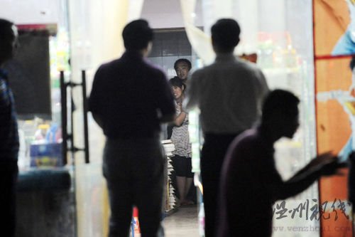 鄭州一名男子劫持人質(zhì)與警方對(duì)峙