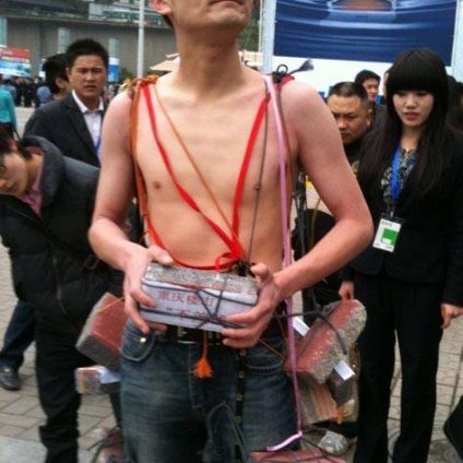 高房價時代逼出的行為藝術