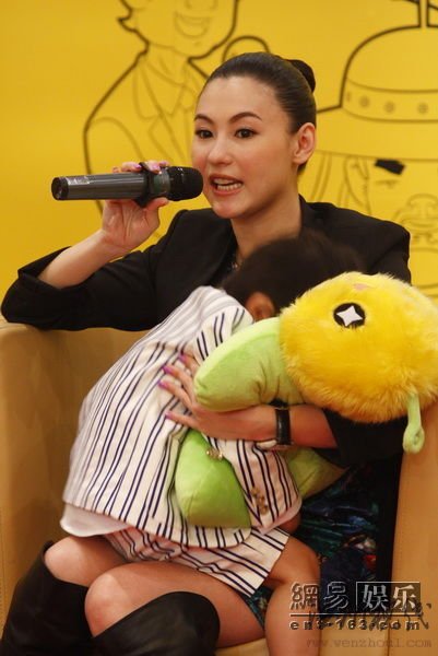 張柏芝眼睛含淚。