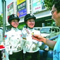重慶女子交巡警開罰單后送平安鑰匙扣