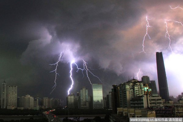 2010年6月21日16時許,廣州烏云密布,驚雷閃電劃破天空。攝影：馮今寧 / 東方IC