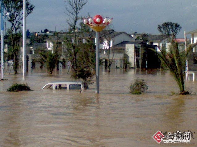 快訊:云南網(wǎng)記者趕到馬龍縣 被困城邊無法進(jìn)入(組圖)