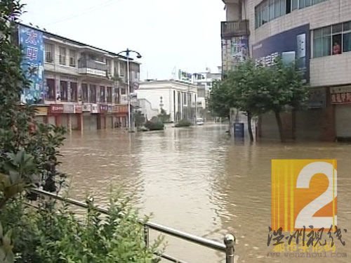 云南馬龍縣出現(xiàn)水庫漫壩縣城被水淹