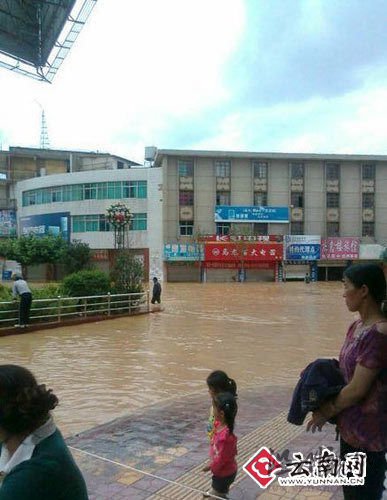 云南馬龍縣出現(xiàn)水庫漫壩縣城被水淹