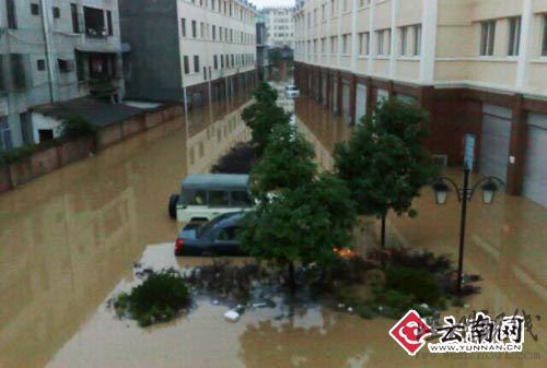云南馬龍縣出現(xiàn)水庫漫壩縣城被水淹