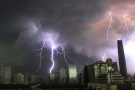 廣州市區(qū)上空巨大閃電