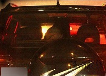 馬雅舒與老外男友同返公寓時在汽車中便火辣擁抱激吻