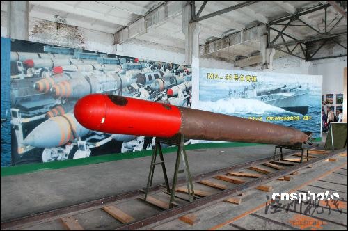 原中國魚雷發(fā)射試驗(yàn)基地建造在青海湖南岸，因其在青藏公路151公里處，又被稱為151基地。其在完成了它的歷史使命之后，才被掀開神秘的面紗，被世人得知。現(xiàn)保留一部分原有的生產(chǎn)車間、實(shí)驗(yàn)區(qū)和魚雷、電臺等實(shí)物供游人參觀。中新社發(fā) 李全舉 攝
