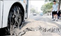 鄭州高溫路面瀝青被曬化 公交車粘在路上