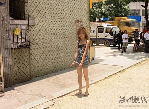  有很多網(wǎng)友認為清溪鎮(zhèn)三中派出所公布涉嫌賣淫女子游街照片的行為有些過分。