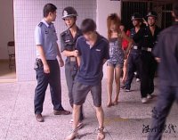 警方對(duì)四名賣淫嫖娼違法人員游街和上腳鐐?cè)欠亲h