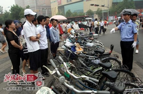 民警批評教育闖紅燈者。