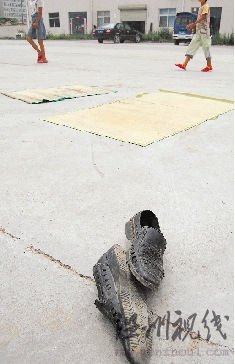 女子駕車碾壓農(nóng)民工后多次返回現(xiàn)場(chǎng)沖撞人群(圖)