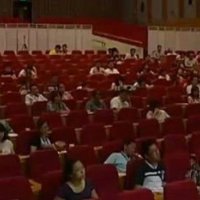 百位富二代進京學帝位繼承 身背LV課堂昏睡