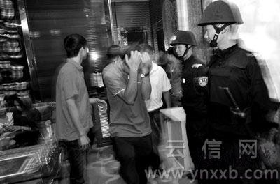 涉嫌找“小姐”的顧客捂著臉走出會(huì)所，生怕別人認(rèn)出自己