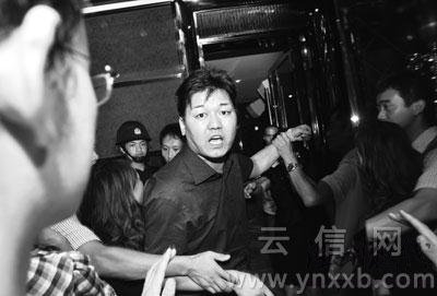 此男雷聲陣陣：“我是黨員，招商引資不容易，你們這樣做影響昆明的發(fā)展。”“你們昆明的發(fā)展還得靠我們商會(huì)，你們的市領(lǐng)導(dǎo)還不得靠我們！”