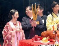 《3D肉蒲團(tuán)》開(kāi)機(jī)拜神儀式 葉山豪首次和眾多性感女