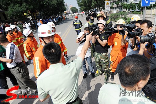 山西省人民醫(yī)院前地面塌陷致門(mén)診樓側(cè)塌(組圖)