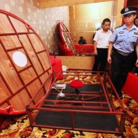 西安警方突擊娛樂場所 現場拆除合歡床