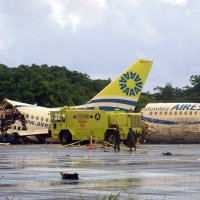 哥倫比亞客機遭雷擊迫降斷成三截致1死120傷