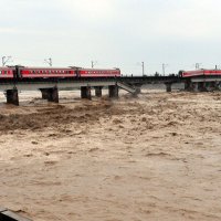 廣漢客運(yùn)列車(chē)2車(chē)廂墜河 寶成線下行中斷