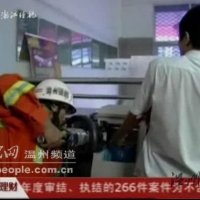溫州市甌海區郵政儲蓄所工作人員手被人民幣卡住