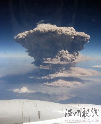 飛機(jī)上乘客4萬英尺高空拍到火山噴發(fā)壯麗景象