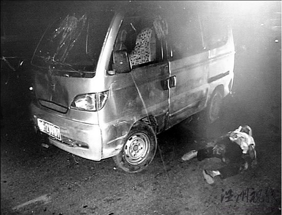 男子駕車(chē)撞到行人拖拽115米逃逸后自首(圖)