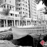自來水管爆裂引路面塌陷致貨車沉入水中(圖)