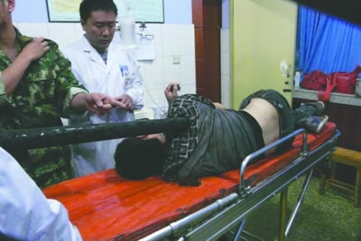 男子墜樓被燈柱穿胸