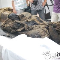 湖北荊州“母子同穴”古墓棺內清理過程