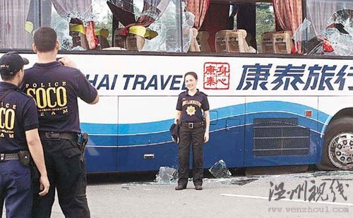 菲律賓警察在香港游客遭劫現場拍照留念