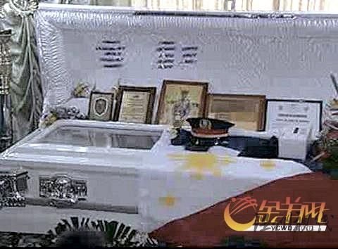 菲律賓電視新聞截圖顯示，門多薩的棺木上一度覆蓋著菲國(guó)旗。