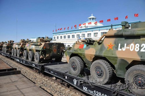 參加上海合作組織成員國“和平使命2010”聯合反恐軍事演習的中方陸軍戰斗群第一梯隊，8月31日從北京軍區某合同戰術訓練基地啟程，前往位于哈薩克斯坦南部的演習地域。中國軍事圖片中心 記者 李靖 攝影報道