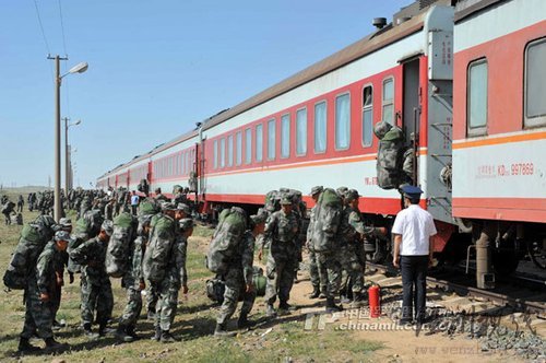 參演部隊在內蒙古自治區朱日和火車站登車待發。