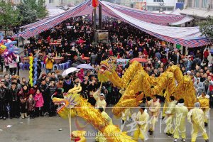 千姿百態(tài)的花燈讓周岙成為燈的海洋。 錢勝益 周吉敏 攝