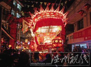 千姿百態(tài)的花燈讓周岙成為燈的海洋。 錢勝益 周吉敏 攝