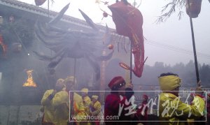 洞頭縣北岙鎮(zhèn)大王殿村的村民，在為“迎火鼎”巡游做彩排。陳蜜 攝