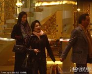 劉亦菲《倩女幽魂》上映前和媽媽、教父一起出去吃