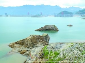 23日，三峽水庫(kù)壩前水位降至152.95米，庫(kù)底山巖露出水面。