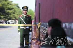 昨日，故宮北門內東側被隔離，武警在這里站崗。5月8日，故宮內發生展品失竊事件。