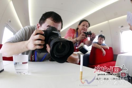 時(shí)速300公里，記者用一根香煙測試列車的平穩(wěn)，香煙立桌上不倒。