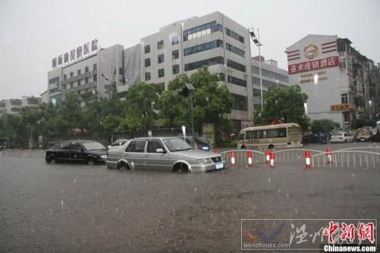 6月28日下午，長沙遭遇暴雨襲擊，城區部分地段由于積水較深，導致交通受阻。在積水較為嚴重的長沙市八一橋段，部分車輛已經拋錨，被浸水中。圖為轎車停在路中不敢前行。傅煜 攝